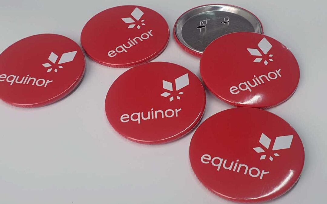 Close do botton metálico com fecho de alfinete e impressão laminada em botton personalizado