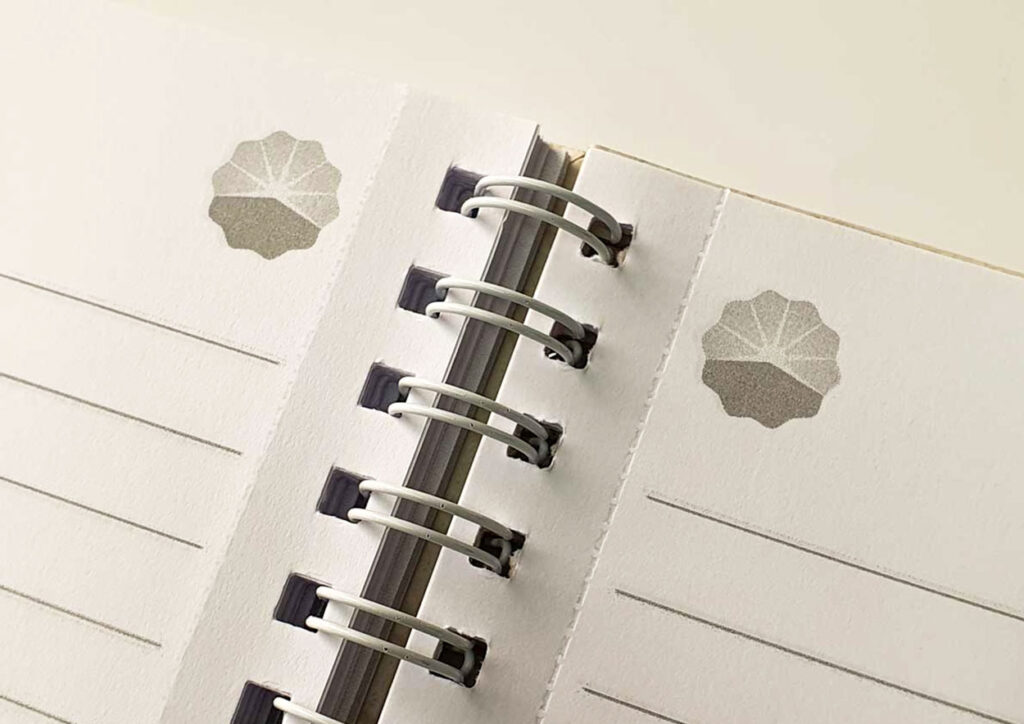 Detalhe das páginas internas de um caderno ecológico personalizado da Copy House, impresso em papel reciclado no Rio de Janeiro