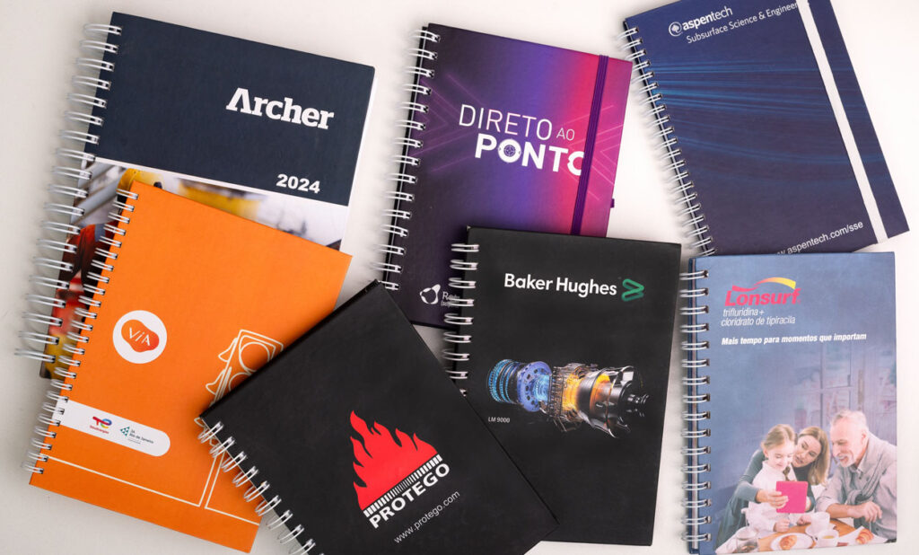 Conjunto de cadernos corporativos e personalizados produzidos pela Copy House para diferentes empresas no Rio de Janeiro, com capas exclusivas e design criativo