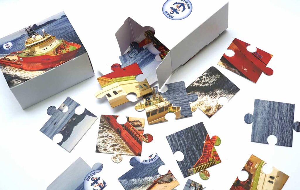 Quebra-cabeça corporativo personalizado produzido pela Copy House para campanhas de gamificação em empresas. Produto impresso em papel de alta gramatura, ideal para treinamentos e dinâmicas de equipe.