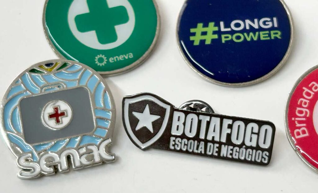 Pin metálico resinado personalizado com logo de empresa, produzido pela Copy House