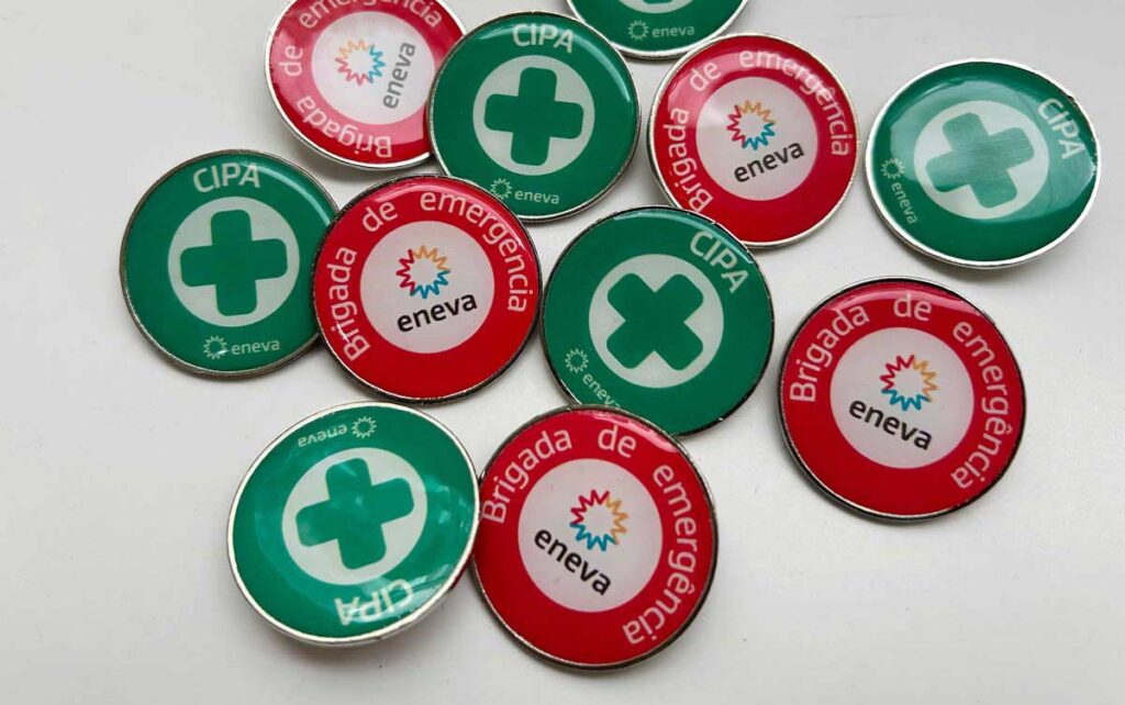 Pin metálico personalizado para SIPAT e campanhas de segurança do trabalho em empresas