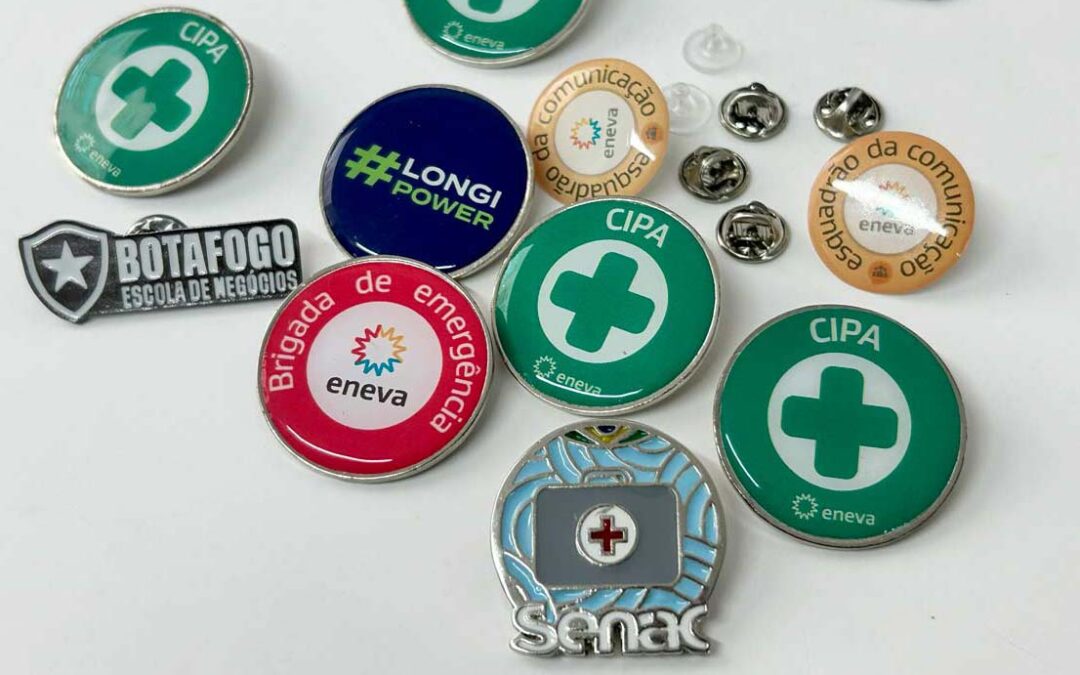Conjunto de pins metálicos personalizados para empresas, em diferentes modelos e acabamentos
