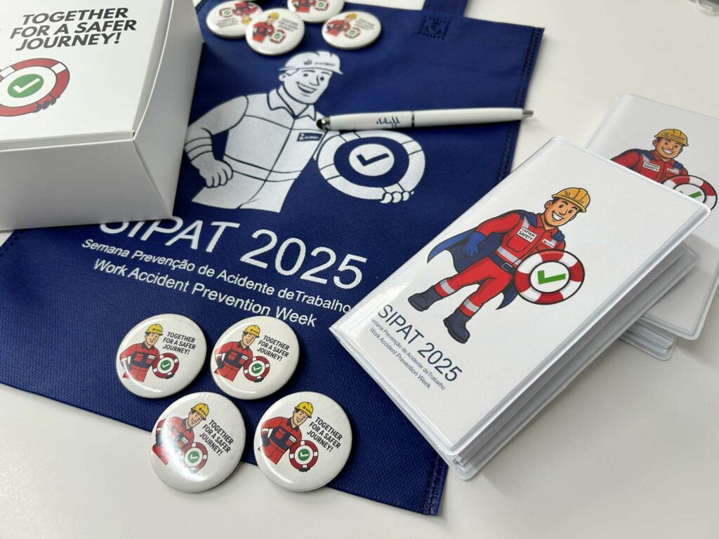 Brindes personalizados para SIPAT com bottons, cadernos e ecobag produzidos pela Copy House no Rio de Janeiro