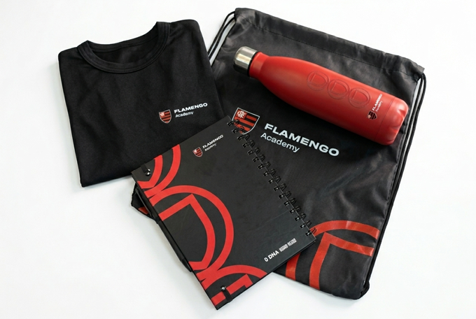 Kit corporativo completo e padronizado sobre uma mesa de reunião, demonstrando a eficiência da compra centralizada de soluções B2B